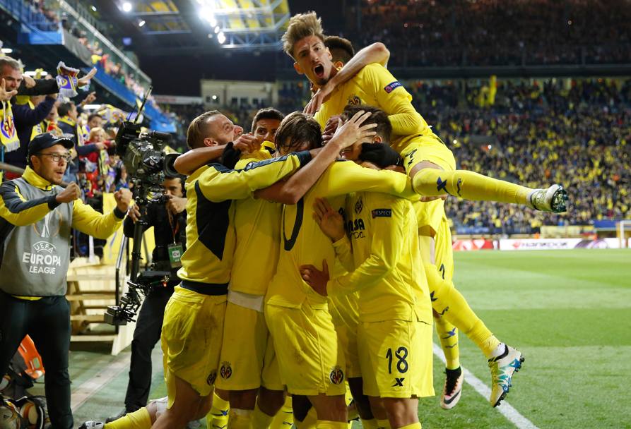 Il Villarreal festeggia dopo il gol di Adrian Lopez, valso il successo contro il Liverpool. AP